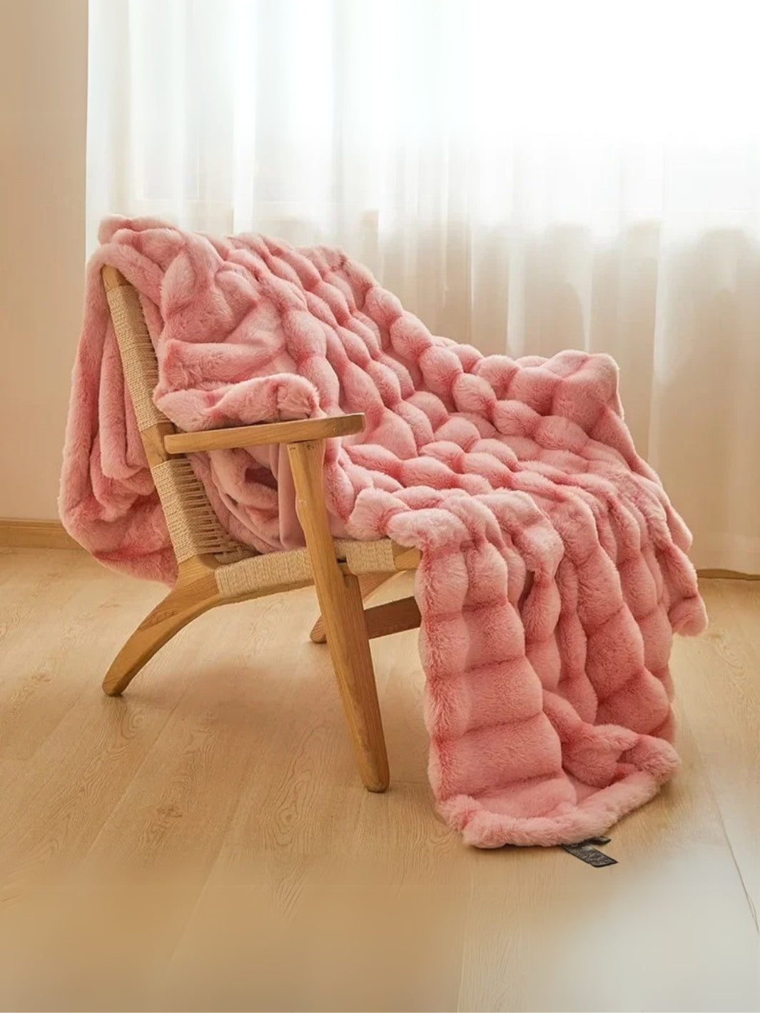 jeté en fausse fourrure rose